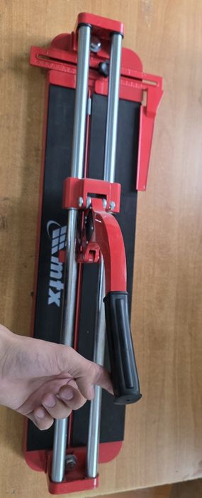 Продам плиткорез красного цвета