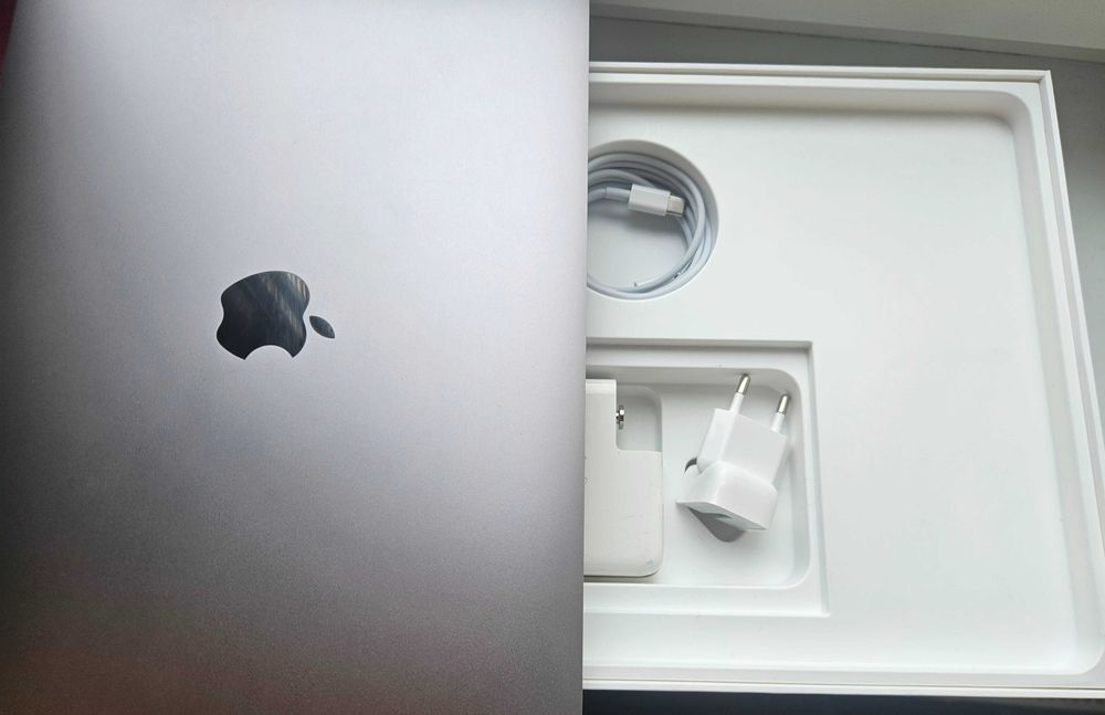 Macbook Pro 13  2 TB ports, Mac OS Sequoia, добро състояние и батерия