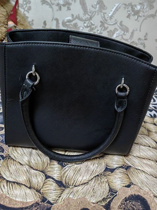 Черна чантичка Guess