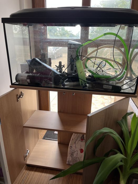 De vanzare Acvariu cu acesorii si dulapior 120L