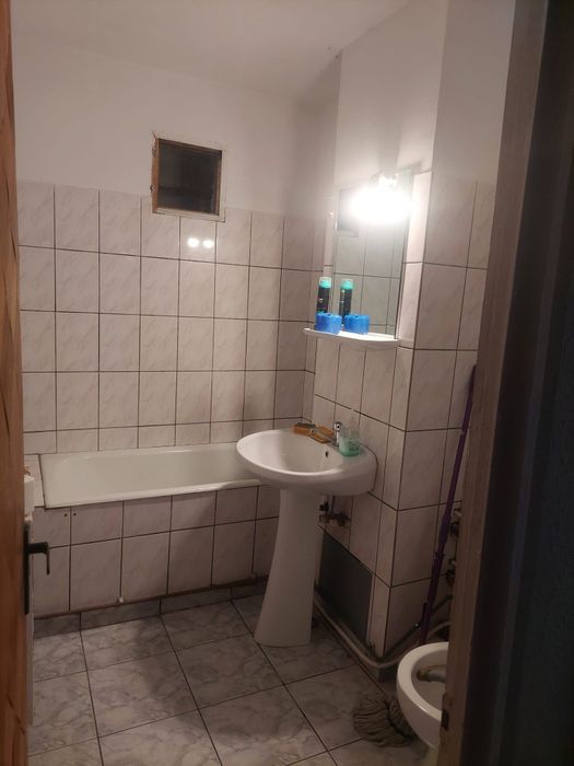 Apartament 2 camere Gavana
Inchiriez apartament cu 2 camere complet utilat si mobilat in gavana 
1500 lei