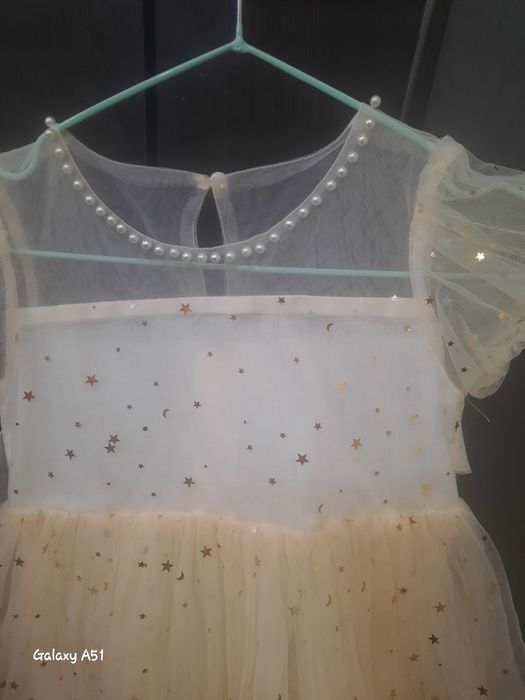 Платье праздничное.