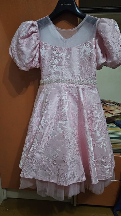 Продам красивое платье!! Покупали на свадьбу  и одели один раз