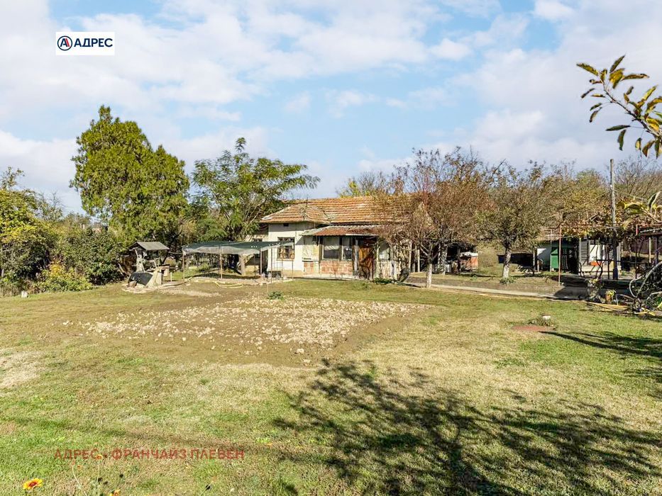 Къща в Плевен, област-с.Бръшляница площ 132 цена 38000