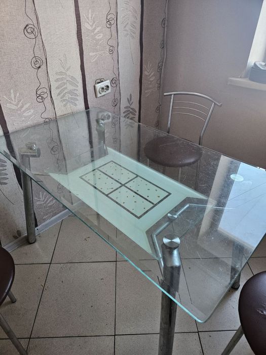 Стол стеклянный продается