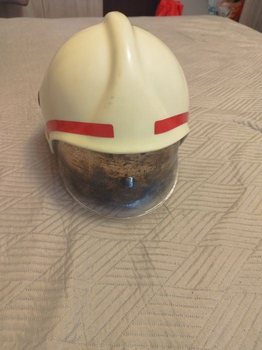 Пожарникарска каска