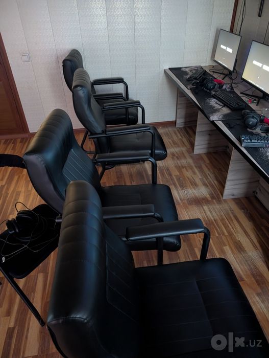 Продаёт срочно комплект полностью мебелью