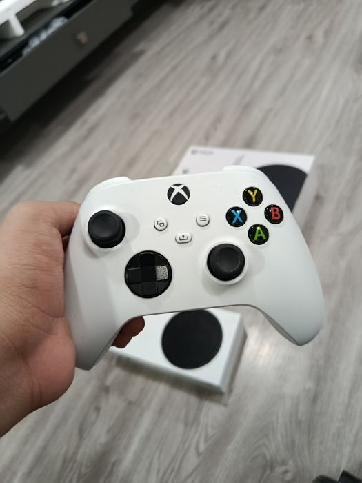 Продам свой Xbox series s + 2 геймпада + 6 месяцев Game Pass Ultimate