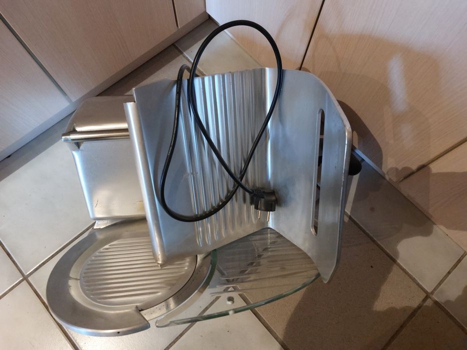 Немска колбасорезачка АDE/ 25 см нож
Работи перфектно, супер запазено