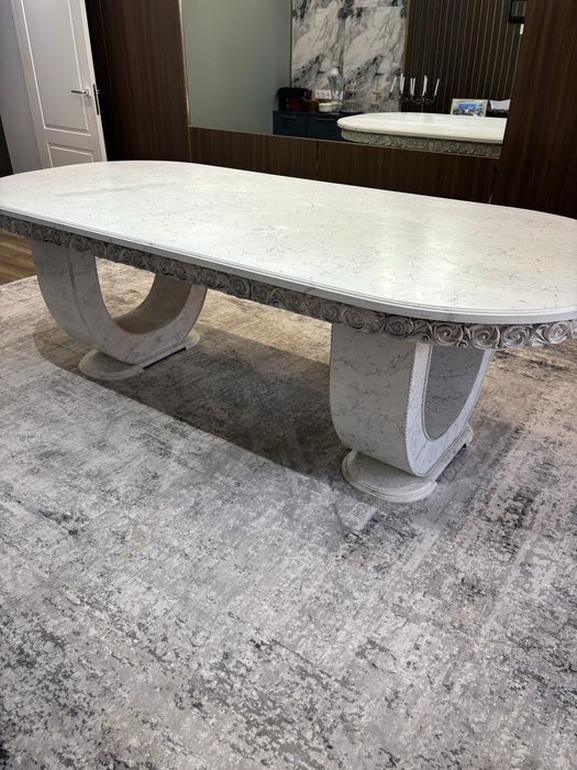 Стол в гостинную или зал