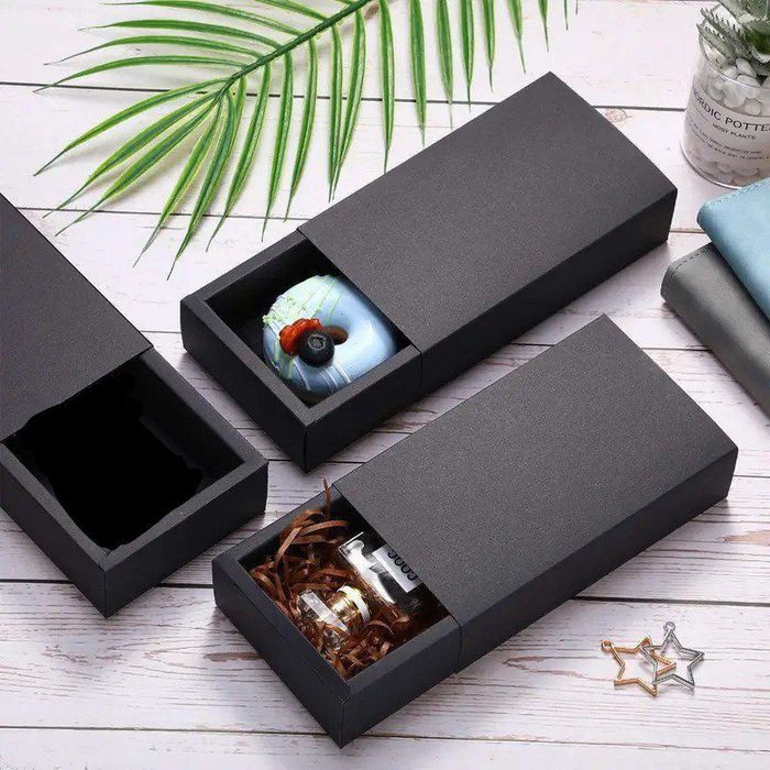 Черные подарочные коробки 23 х 13 см