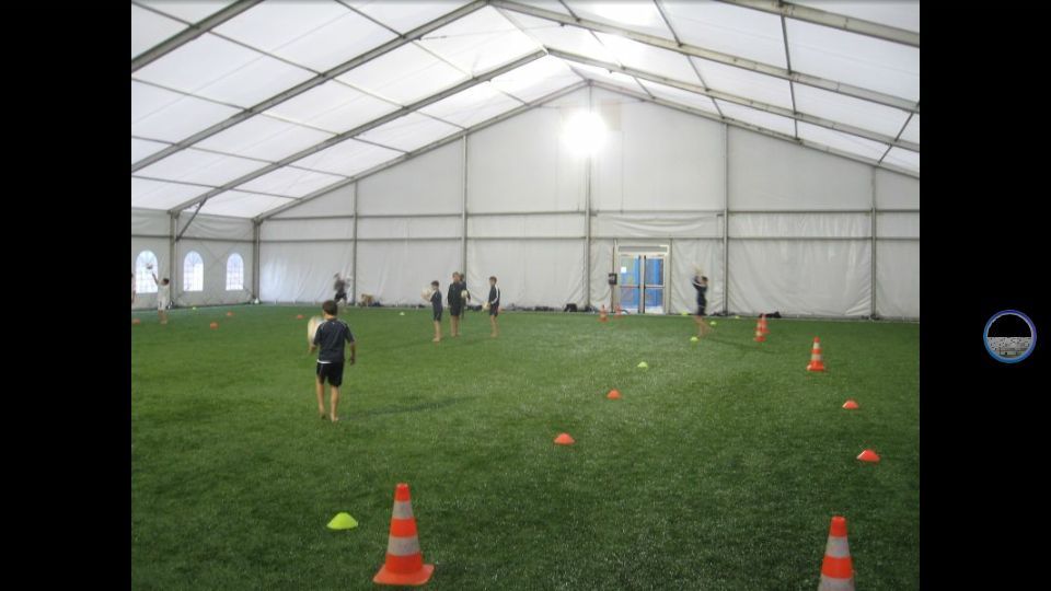 Ангар для футбола или тенниса.