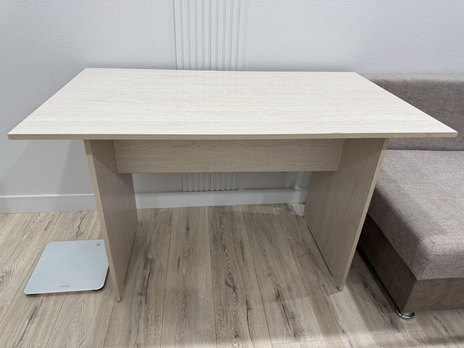 Продаю стол кухонный