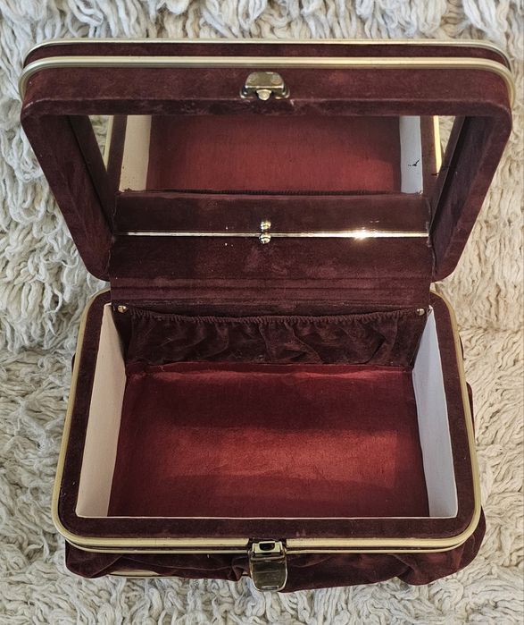 Две куфарчета за бижута, апаратура и др.