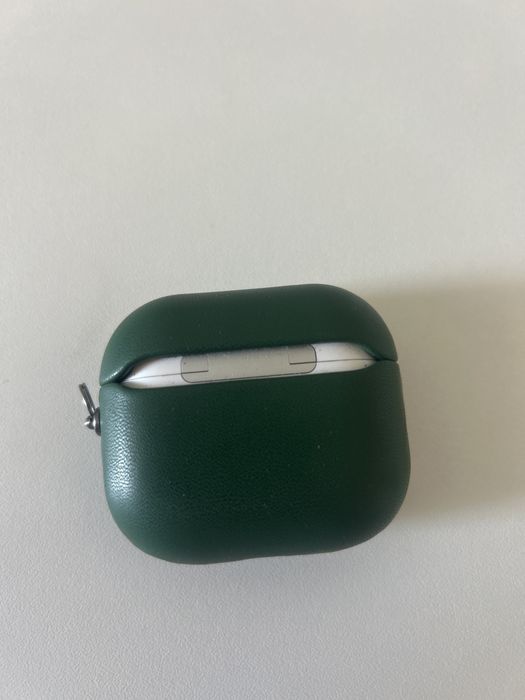 AirPods 3 в защитном чехле