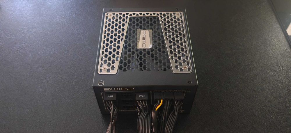 Продавам в перфектно състояние захранване 1300Watt Seasonic Prime GX1300 80+ Gold Full Modular