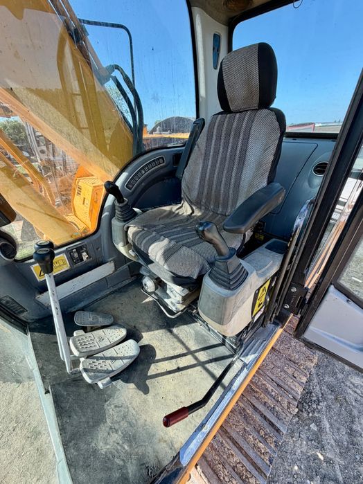 JCB excavator pe senile / an 2006
