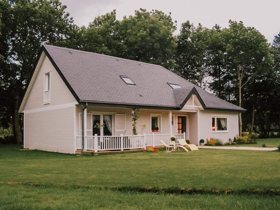 Vând case pe structura metalica