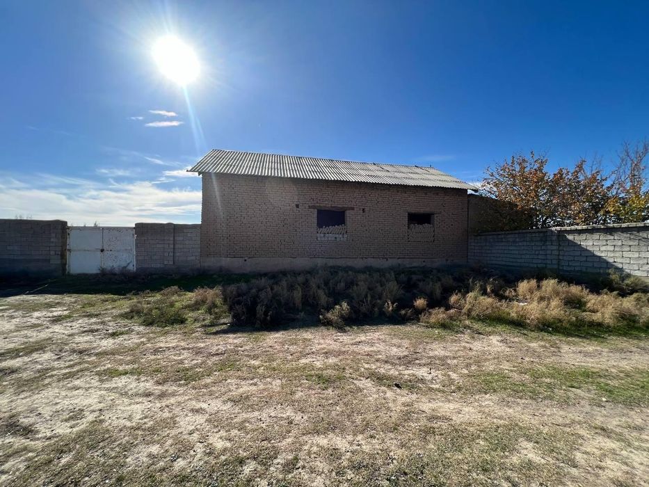 Hovli 10sotix 4xonali uy qurilgan