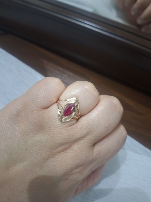 Золотые серьги, кольцо.