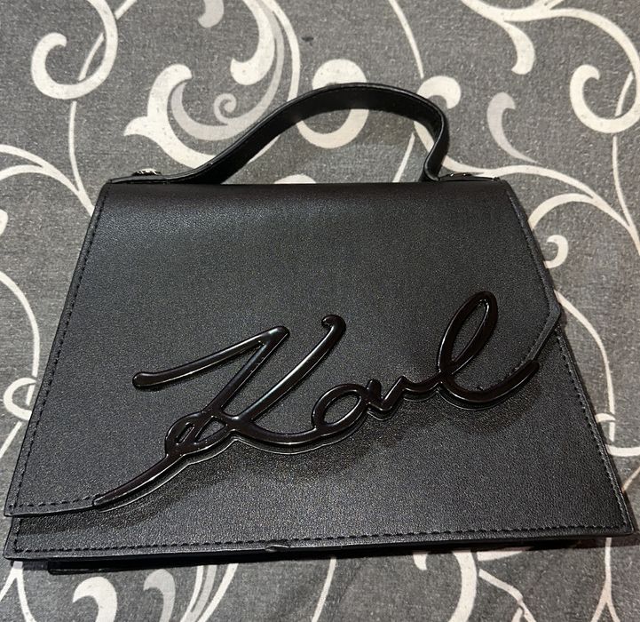 Продавам дамска чанта на Karl.