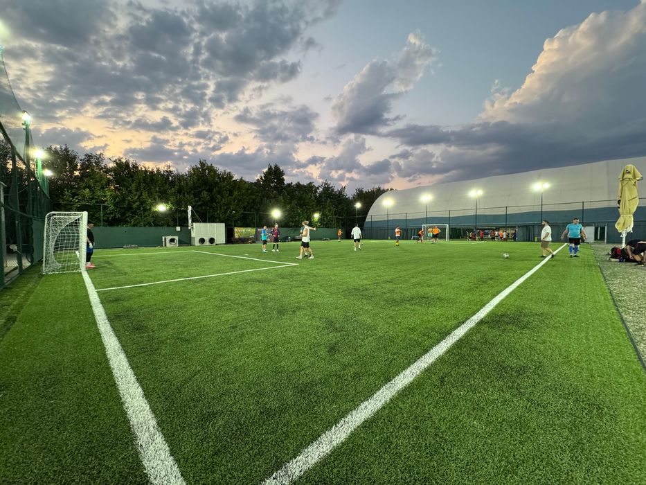 Teren sintetic fotbal acoperit si incalzit . Baza sportiva Bucuresti