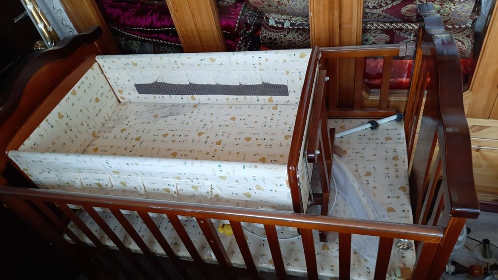 Продам кровать с люлькой из Дубай