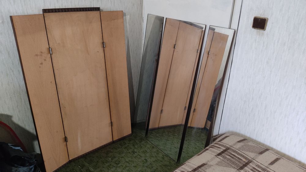 Продавам старинно огледало