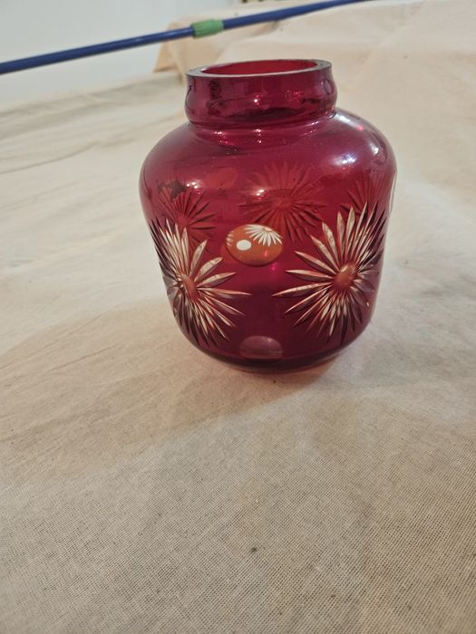 Рубиновая ваза из красного стекла