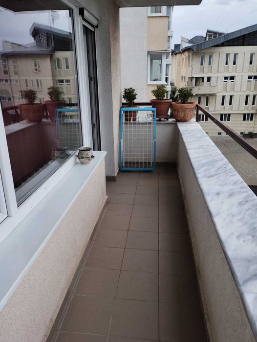 Inchiriez apartament 3 camere in bloc Ucatana, strada Narciselor 33