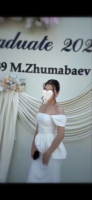 Белое платье с открытыми плечами