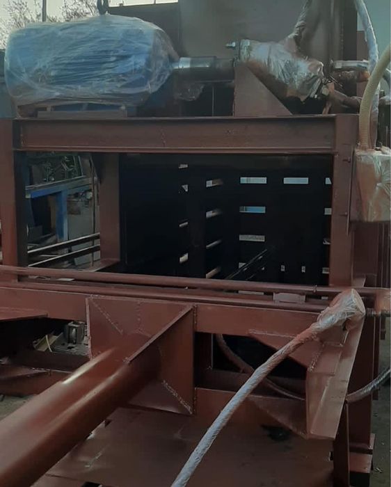 Горизонтальный пресс для макулатуры и пэт