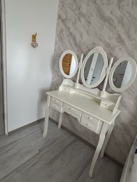 Masă de machiaj elegantă cu oglindă triplă – stare foarte bună!