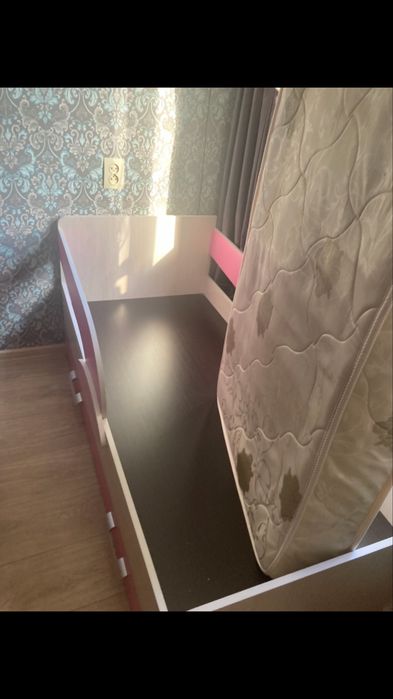 Продам кровать для девочки с матрасом