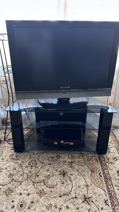 Продается б/у телевизор со стеклянной тумбой