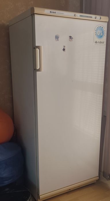 Продавам вертикален фризер Indesit Superfreeze,
