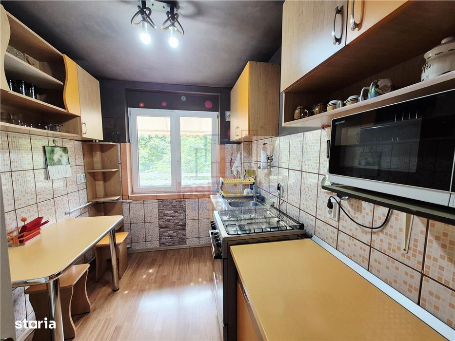 Apartament cu 3 camere zona Podu Ros