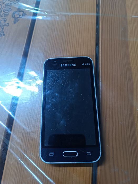 Продам Телефон samsung j 105