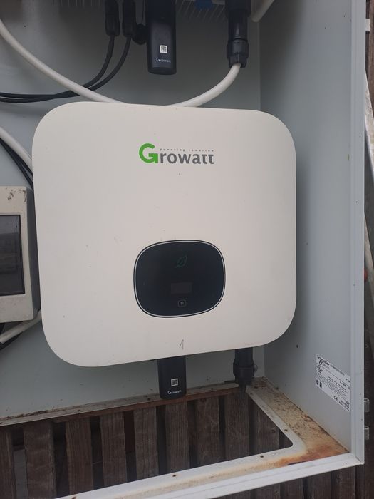 Invertor hibrid Growatt, model MIN 3000TL-XH
