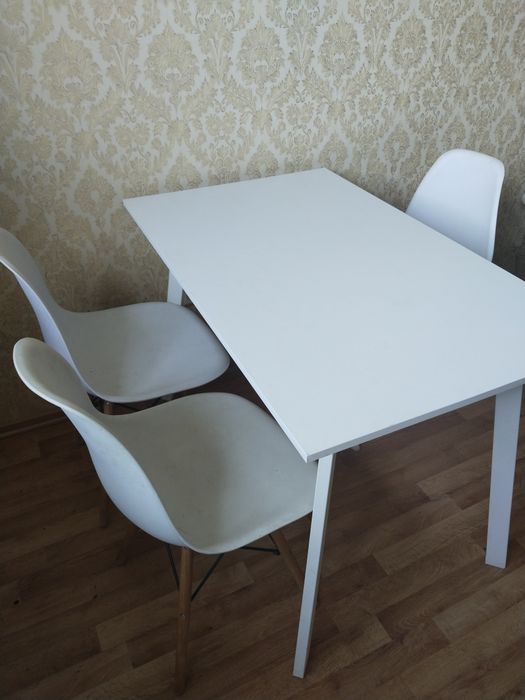 Кухонный стол и стулья