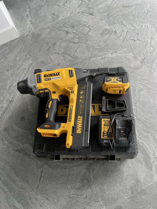 Vand pistol batut cuie DeWalt