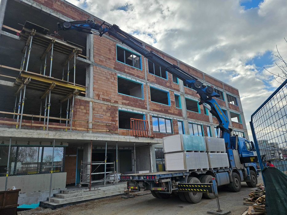 Камион с кран. Транспортни и товаро-разтоварни услуги.