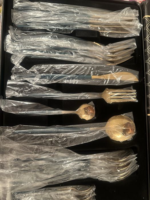 Красивый набор столовых предметов