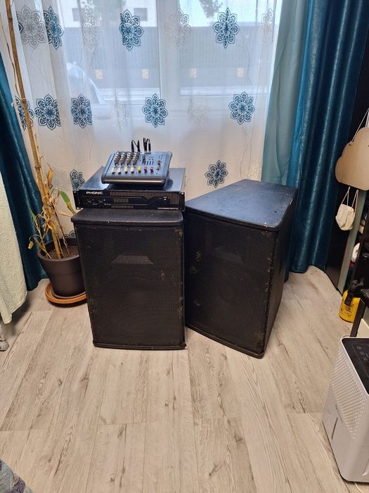 Vând boxe cu statie