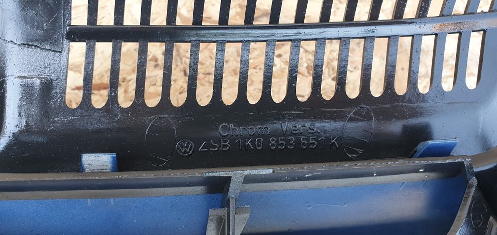 Grilă Volkswagen Golf 5 originală cu siglă 1K0853651K 1K0853651A