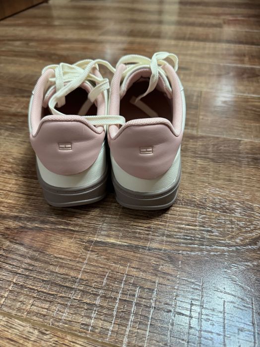 Кроссовки от бренда Tommy Hilfiger