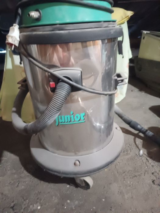 Vând aspirator industrial două motoare
