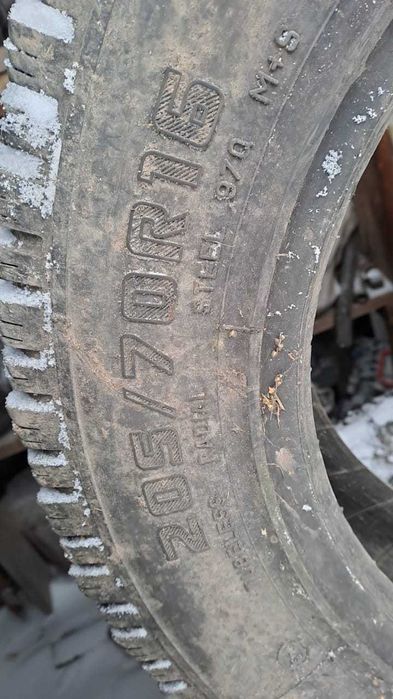 Продам комплект резины на Ниву