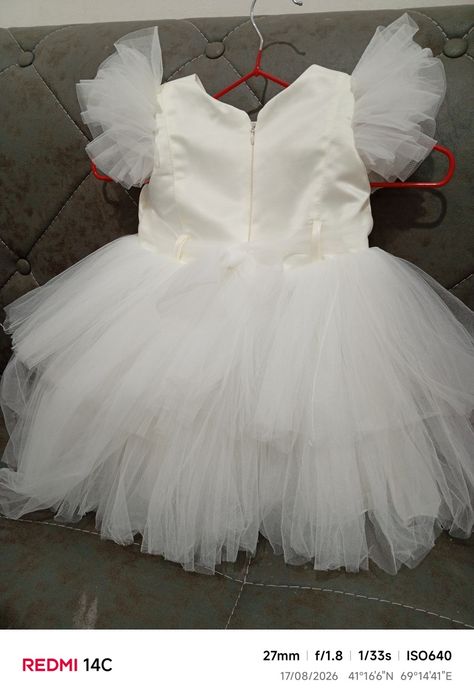 Qizaloqlar uchun bayramona oq koʻylak
