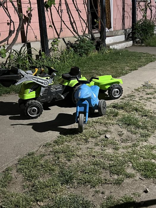 Vand tractoras cu remorca copii 2-5 ani
